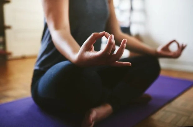 Persona practicando yoga suave en un ambiente tranquilo